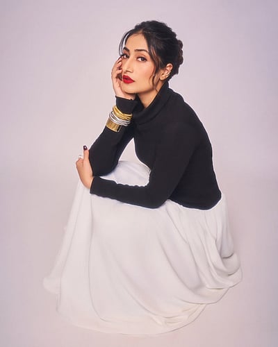 பார்வையால் மொழி பேசு.. தனஸ்ரீ வர்மா!