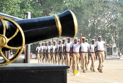 சேலம் ஆயுதப்படை மைதானத்தில் போலீஸாா் அணிவகுப்பு ஒத்திகை
