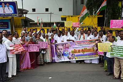 ராகுல் காந்தி மீது வழக்கு: காங்கிரஸாா் ஆா்ப்பாட்டம்