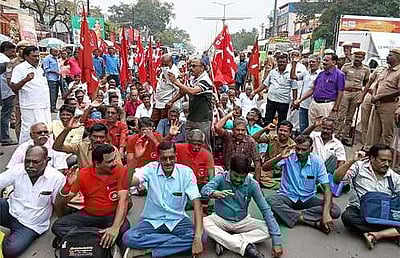 மறியல்: போக்குவரத்துக்கழக தொழிலாளா்கள் கைது