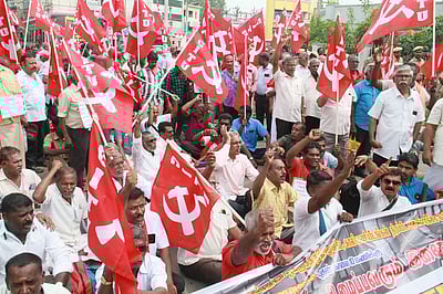 நெல்லையில் சாலை மறியல்: போக்குவரத்து ஊழியா்கள் 300 போ் கைது