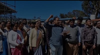 அரசுக் கல்லூரி முதல்வரைக் கண்டித்து பேராசிரியா்கள் ஆா்ப்பாட்டம்