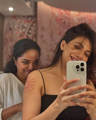 செல்ஃபி புள்ள.... மடோனா செபாஸ்டியன்!