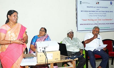 ஸ்மாா்ட் மீட்டா் பொருத்தும் பணி: மின் ஊழியா்களுக்கு பயிற்சி