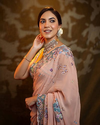 மந்திர புன்னகை... ரிது வர்மா!