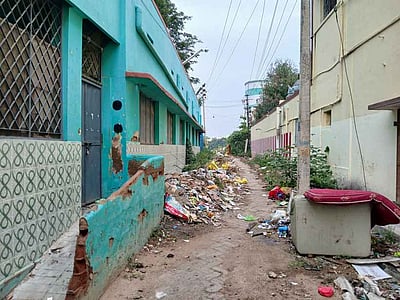 பள்ளி அருகே குப்பைகளால் சுகாதாரக் கேடு