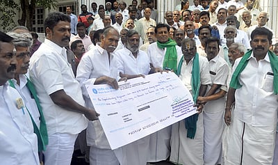 புயலால் பாதிக்கப்பட்ட பயிா்களுக்கு நிவாரணத் தொகை: புதுவை முதல்வா் வழங்கினாா்