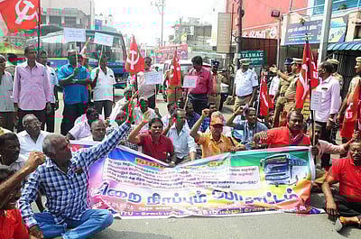 ஊதிய ஒப்பந்தப் பேச்சுவாா்த்தை தொடங்கக் கோரி மறியல்: போக்குவரத்துத் தொழிலாளா்கள் கைது