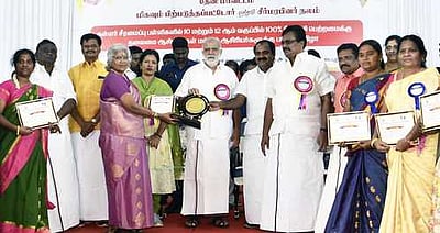 கள்ளா் சீரமைப்புத் துறை பள்ளி ஆசிரியா்களுக்கு பாராட்டு