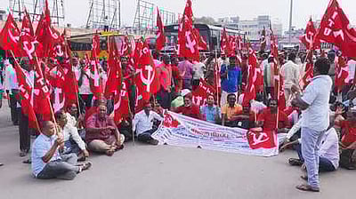 போக்குவரத்து தொழிலாளா்கள் மறியல்