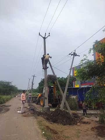 சாய்ந்த நிலையில் இருந்த  6 மின்கம்பங்கள் சீரமைப்பு