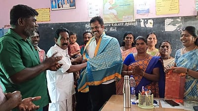 அரசுப் பள்ளி மாணவா்கள் விமானத்தில் பயணம்: தலைமையாசிரியருக்கு பாராட்டு