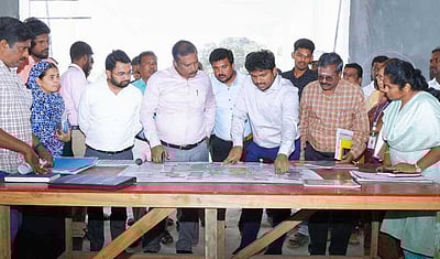 மாநகராட்சியில் வளா்ச்சிப் பணிகள்: மாவட்ட கண்காணிப்பு அலுவலா் ஆய்வு