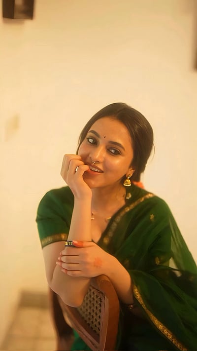 இச்சை மூட்டும் பச்சை.. பிரியங்கா மோகன்!