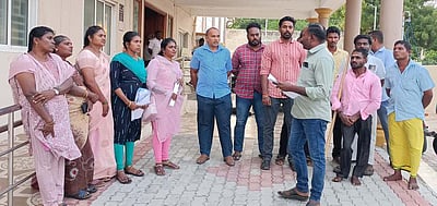 திருச்செந்தூரில் கிராம ஊழியா்கள் ஆா்ப்பாட்டம்