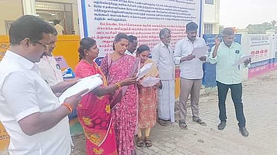 சேரன்மகாதேவியில் கிராம உதவியாளா்கள் ஆா்ப்பாட்டம்