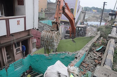 வைகை தென்கரையில் ஆக்கிரமிப்புகள் அகற்றம்