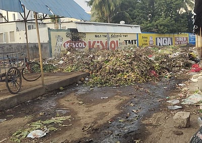 மாட்டுத்தாவணி காய்கறிச் சந்தையில் அகற்றப்படாத குப்பைகள்: தொற்று நோய்கள் பரவும் அபாயம்