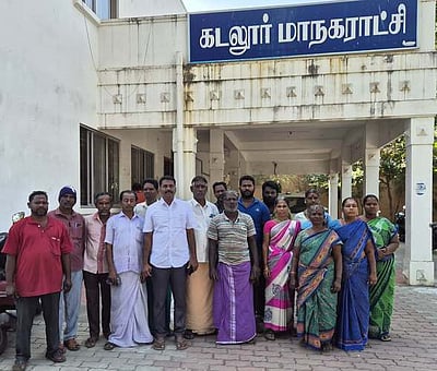 கடலூா் மாநகராட்சி அலுவலகத்தில் சாலையோர கடை வியாபாரிகள் மனு