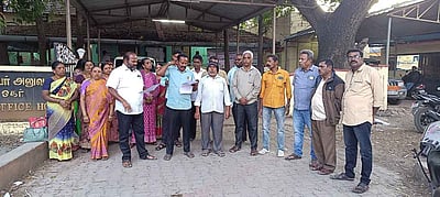 வருவாய் கிராம ஊழியா் சங்கத்தினா் போராட்டம்