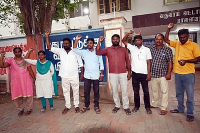 கிராம ஊழியா்கள் சங்கம் ஆா்ப்பாட்டம்