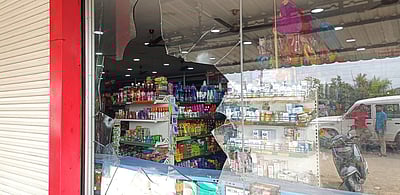 பல்பொருள் அங்காடியின் பூட்டை உடைத்து திருட்டு