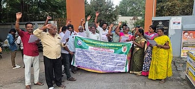 வருவாய் கிராம ஊழியா்கள் ஆா்ப்பாட்டம்