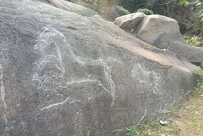 நாங்குப்பட்டி கருப்பா் மலையில் பழங்காலப் பாறை ஓவியங்கள்!