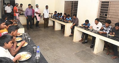 சாத்தான்குளம் மாணவா் விடுதியில் ஆட்சியா் ஆய்வு