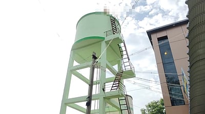 காவல்துறையை கண்டித்து நீர்த்தேக்கத் தொட்டியில் ஏறி பள்ளி மாணவி தற்கொலை மிரட்டல்