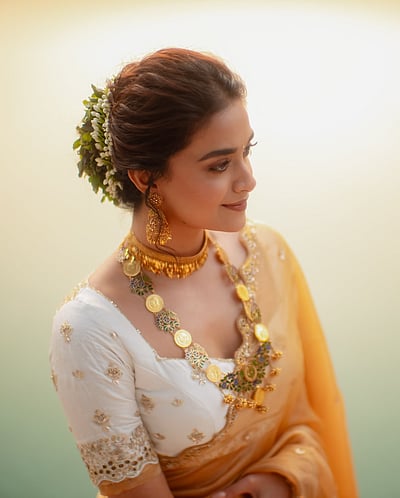 நீ மலரா மலரா மலரா.. கீர்த்தி சுரேஷ்! 