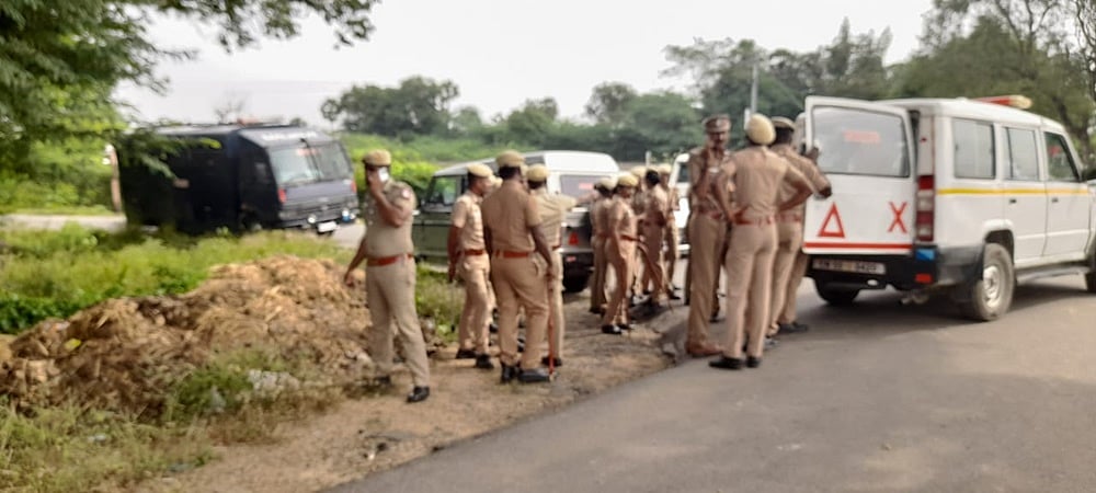 வேங்கைவயலுக்குச் செல்லும் வழிகளில் குவிக்கப்பட்டுள்ள போலீஸார்.