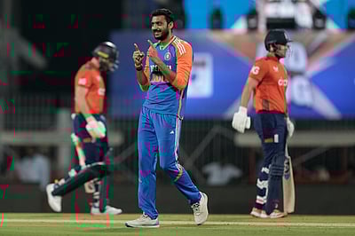 இந்திய அணியின் சுழலில் திணறிய இங்கிலாந்து; இந்தியாவுக்கு 166 ரன்கள் இலக்கு!