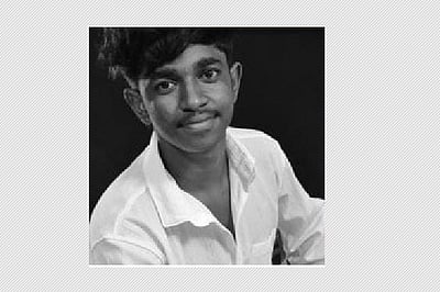 புளூடூத் ஹெட்செட்டை தேடியபோது மின்சார ரயிலில் அடிபட்டு கல்லூரி மாணவர் பலி 