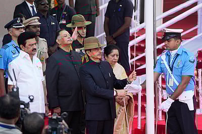 தேசியக் கொடியேற்றினார் ஆளுநா் ஆா்.என். ரவி - புகைப்படங்கள்