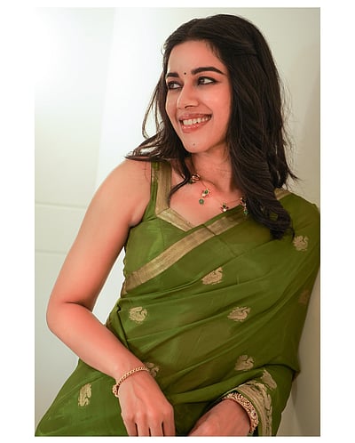 பிரகாச ஞாயிறு... மிர்ணாளினி ரவி!