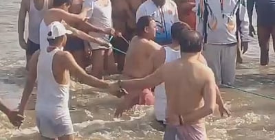 மகா கும்பமேளாவில் புனித நீராடிய அகிலேஷ் யாதவ்!