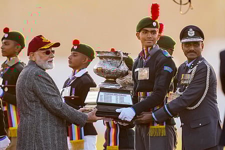 புது தில்லியில் திங்கள்கிழமை நடைபெற்ற தேசிய மாணவா் படை முகாம் நிறைவு நிகழ்ச்சியில் பங்கேற்றுப் பரிசளித்த பிரதமா் மோடி.