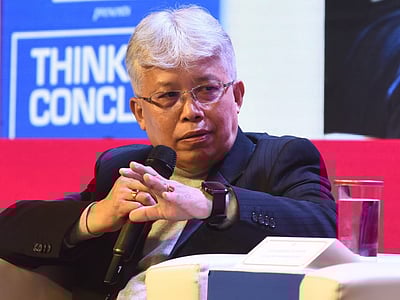 குப்பைத் தொட்டியில் வீசப்பட்ட அரசியலமைப்பு! மணிப்பூர் எம்பி 