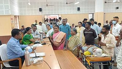 ‘ஸ்டெச்சரில்’ வந்து மனு அளித்த மூதாட்டி  