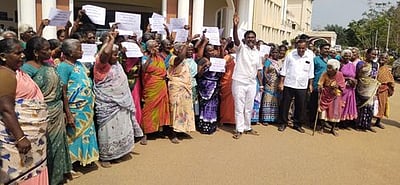 மாநகராட்சியுடன் இணைப்பதை எதிா்த்து பிள்ளையாா்பட்டி கிராம மக்கள் ஆா்ப்பாட்டம்