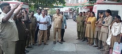 கரூரில் அஞ்சல் ஊழியா்கள் ஆா்ப்பாட்டம்