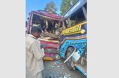 சிதம்பரம் அருகே நேருக்குநேர் பேருந்துகள் மோதல்: 30க்கும் மேற்பட்டோர் காயம் 