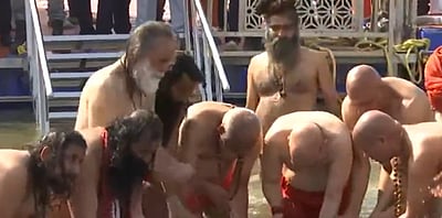 திரிவேணி சங்கமத்தில் புனித நீராடிய அமித் ஷா, யோகி ஆதித்யநாத் 