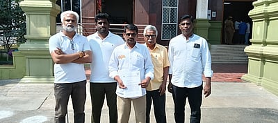 புலியூா் பேரூராட்சித் தலைவா் மீது 
நடவடிக்கை கோரி ஆட்சியரிடம் மனு