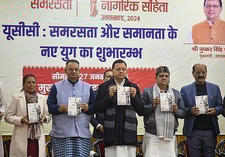 உத்தரகண்ட் மாநிலம் டேராடூனில் பொது சிவில் சட்ட அமலாக்கத்தை அறிவிக்கும் நிகழ்ச்சியில் முதல்வா் புஷ்கா் சிங் தாமி உள்ளிட்டோா்.