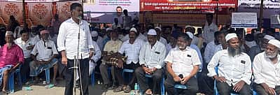 இஸ்லாமியா்கள் காத்திருப்புப் போராட்டம்