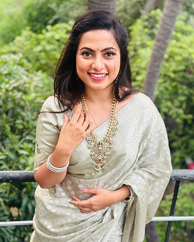 புதிய பயணம்... மதுமிதா!