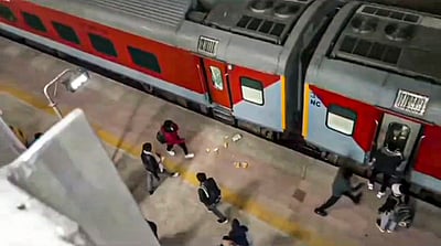 பாகிஸ்தானில் ரயில் சிறைப்பிடிப்பு: பிணைக் கைதிகளாக 450 பயணிகள்!