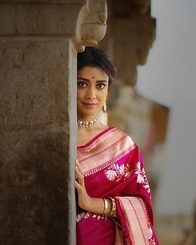 தூண் அருகே சிலை... ஷ்ரேயா!